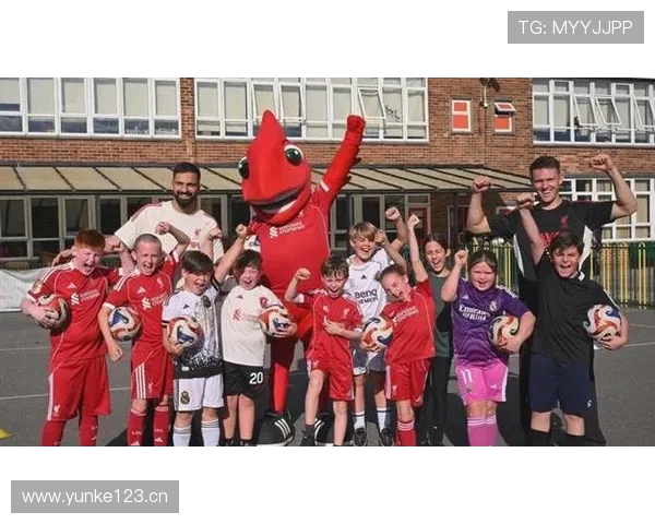 马马尔达什维利携伍德曼走进校园共助慈善基金会爱心行动